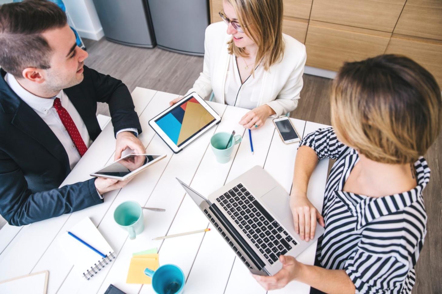 Comunidad de empresarios colaborando en estrategias financieras